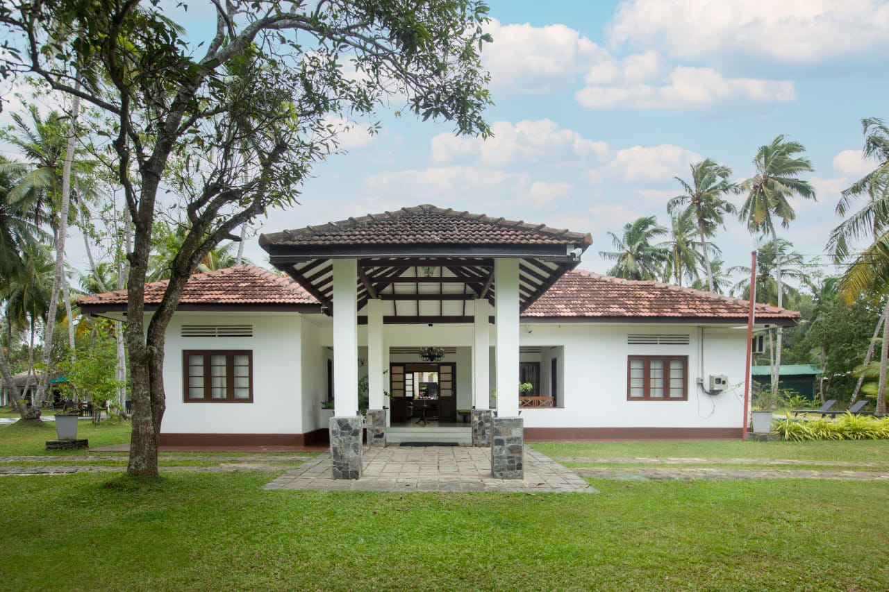 6 BEDROOM VILLA AHANGAMA